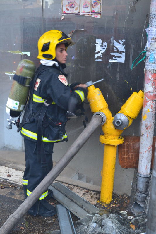 שריפה בשכונת גאולה: נזק כבד נגרם לבניין