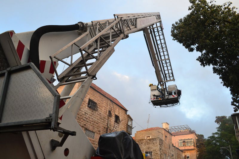 שריפה בשכונת גאולה: נזק כבד נגרם לבניין