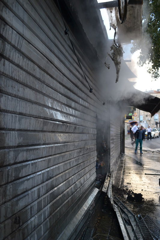 שריפה בשכונת גאולה: נזק כבד נגרם לבניין