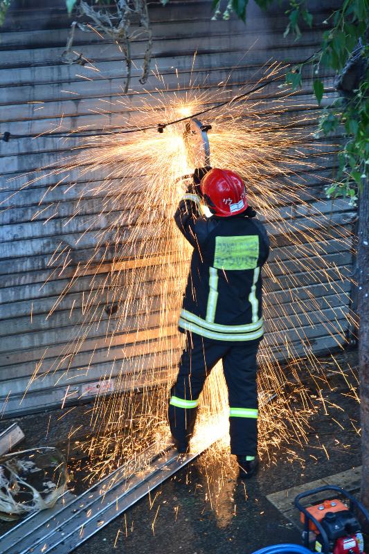 שריפה בשכונת גאולה: נזק כבד נגרם לבניין