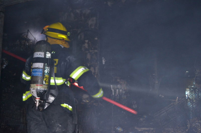 שריפה בשכונת גאולה: נזק כבד נגרם לבניין