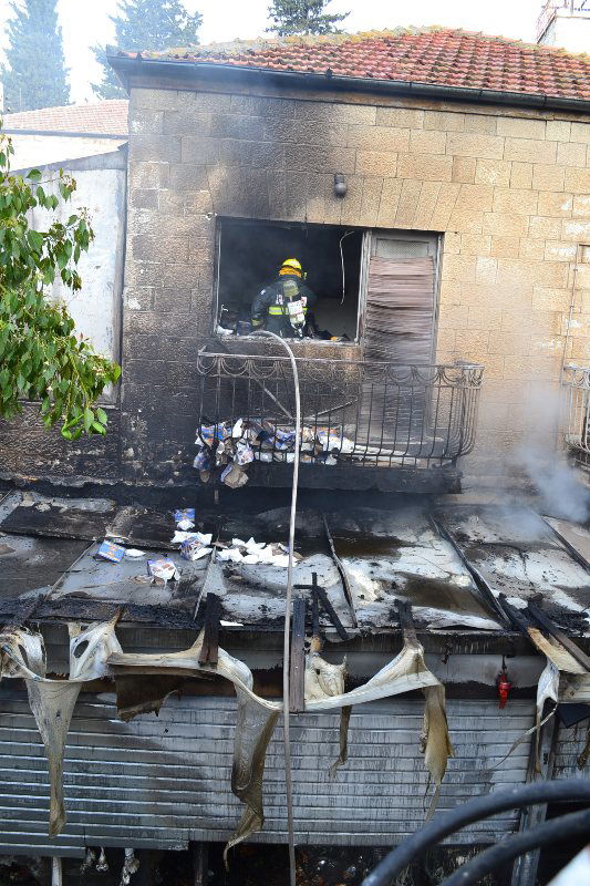 שריפה בשכונת גאולה: נזק כבד נגרם לבניין