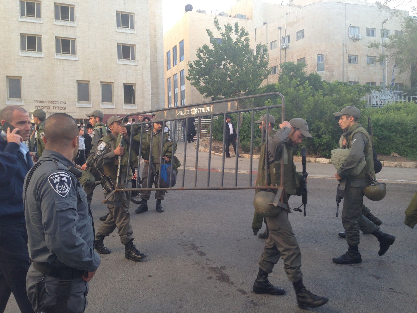 עצרת הגיוס: בלשים ושוטרים נפרשו בשכונת מקור ברוך