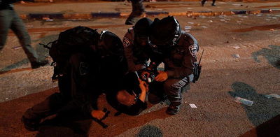 השכונה החרדית הפכה לזירת טרור: אבנים ורימוני עשן לעבר השוטרים • צפו בוידאו