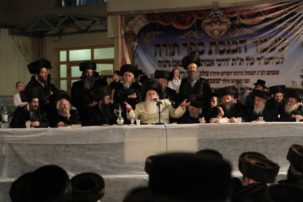 צאנז: הכנסת ס"ת לזכר המנהל שנהרג בפיגוע