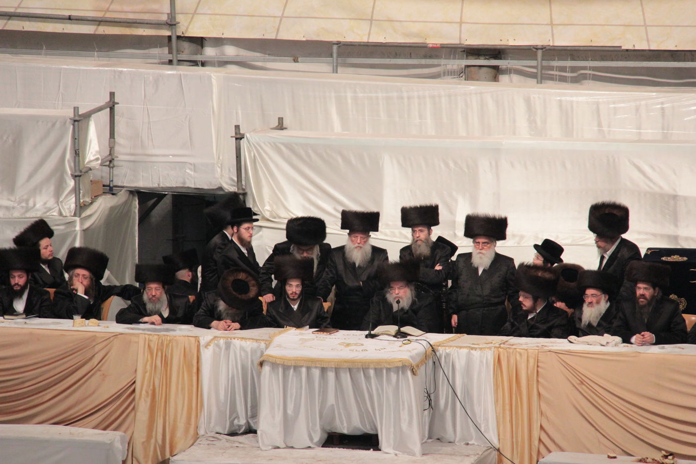 צפו בתיעוד: פארשפיל בחסידות בעלזא