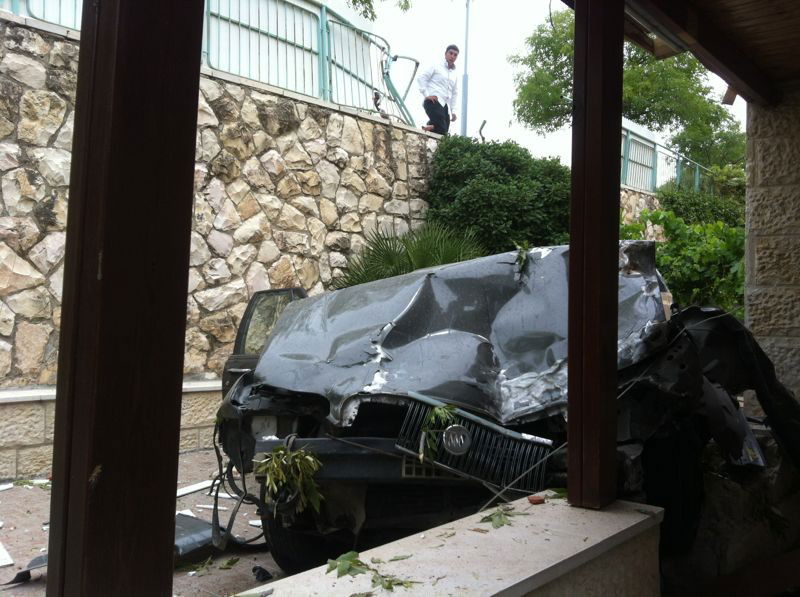 נס בירושלים: קשיש נכנס לתפילה, וניצל מתאונה