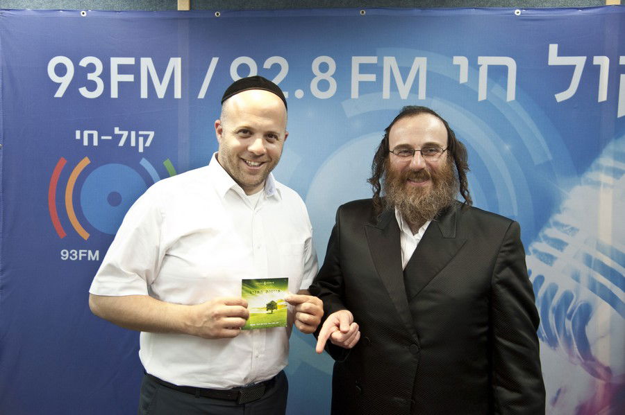 לראשונה: אייזיק האניג בביצוע לייב