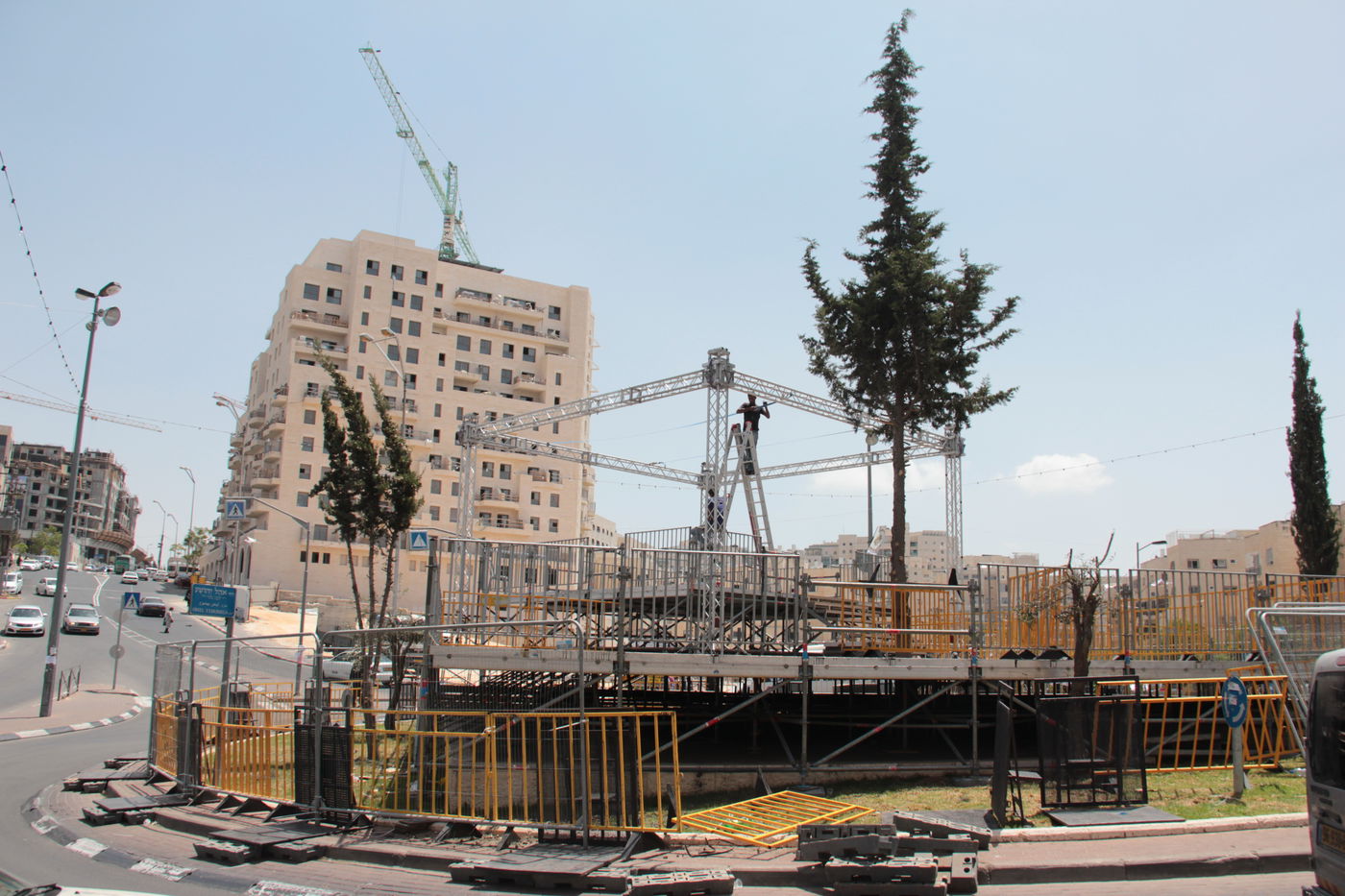 צפו בגלריה: כך נערכת בעלזא לקראת חתונת הענק