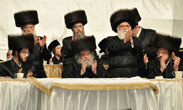 ההתרגשות בשיאה: הנסיך מבעלזא נכנס תחת החופה