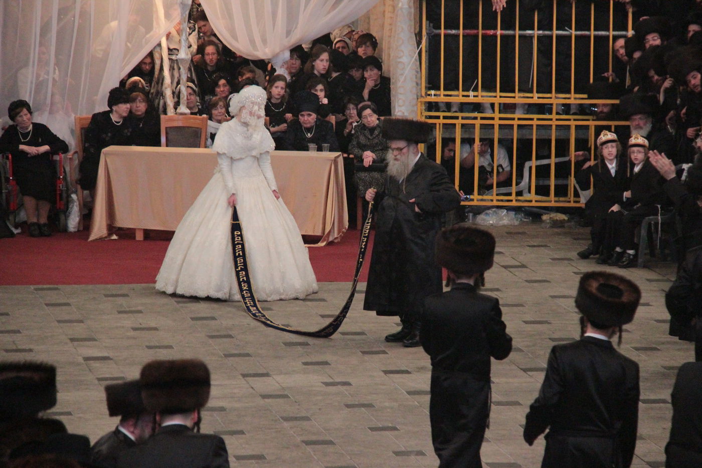 ריקוד ה"מצווה טאנץ" בחתונת 'הנסיך' • וידאו