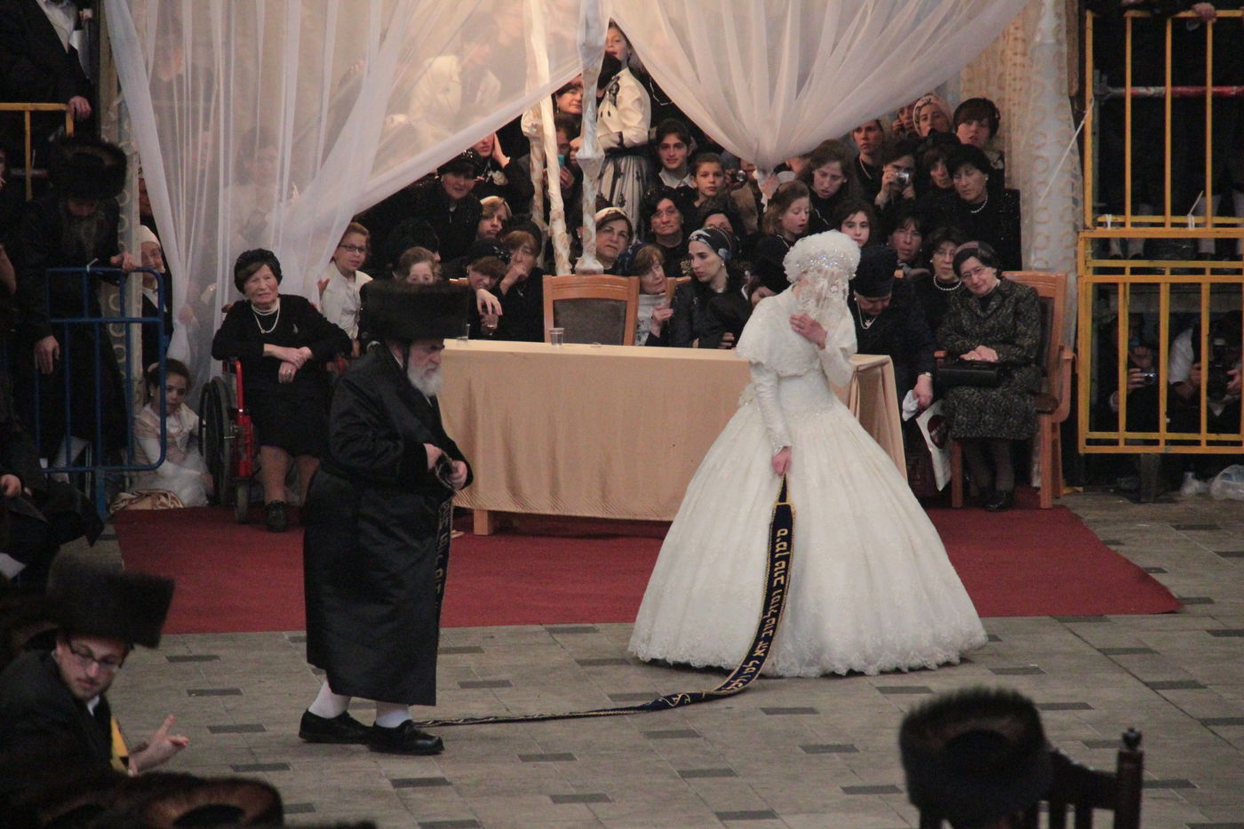 ריקוד ה"מצווה טאנץ" בחתונת 'הנסיך' • וידאו