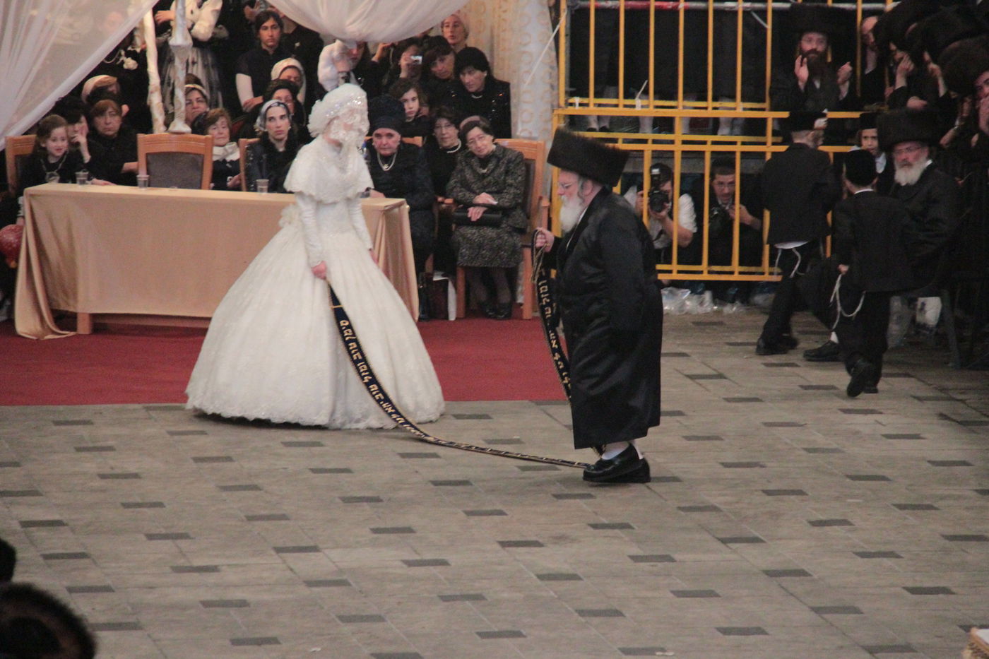 ריקוד ה"מצווה טאנץ" בחתונת 'הנסיך' • וידאו