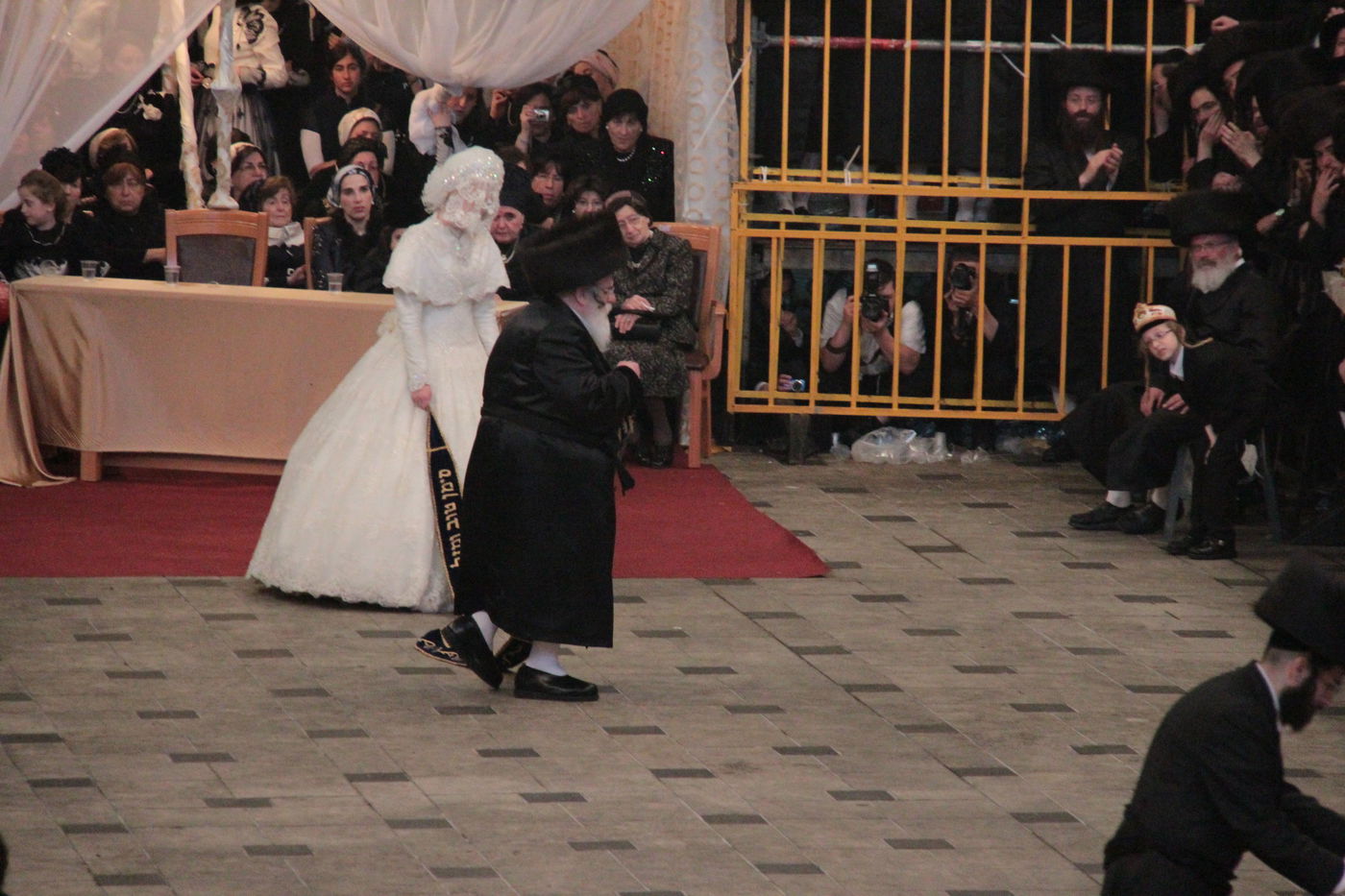 ריקוד ה"מצווה טאנץ" בחתונת 'הנסיך' • וידאו