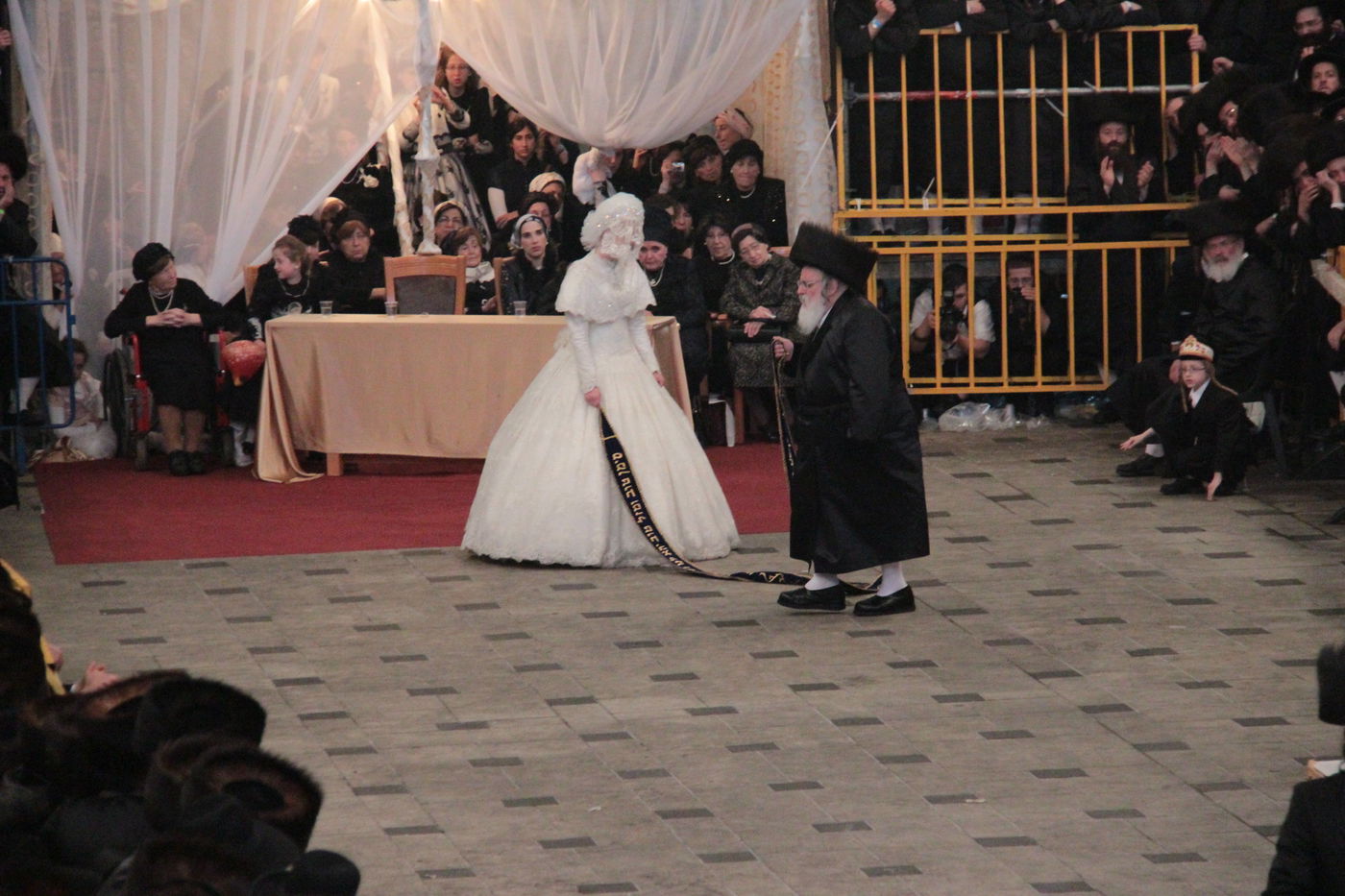 ריקוד ה"מצווה טאנץ" בחתונת 'הנסיך' • וידאו