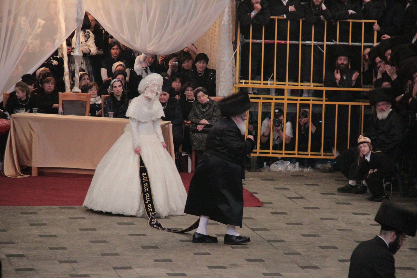 ריקוד ה"מצווה טאנץ" בחתונת 'הנסיך' • וידאו