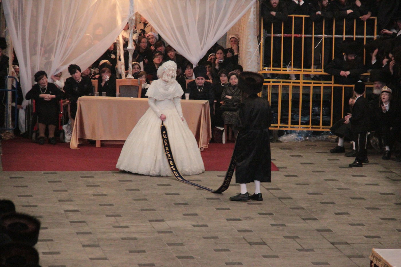 ריקוד ה"מצווה טאנץ" בחתונת 'הנסיך' • וידאו