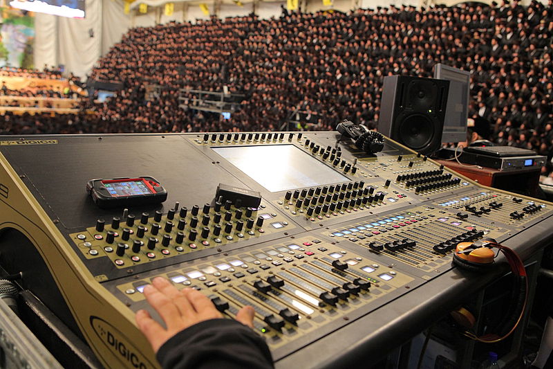 רגע השיא: כ"ק האדמו"ר בריקוד עם הכלה • תיעוד