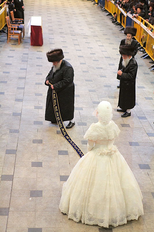 רגע השיא: כ"ק האדמו"ר בריקוד עם הכלה • תיעוד