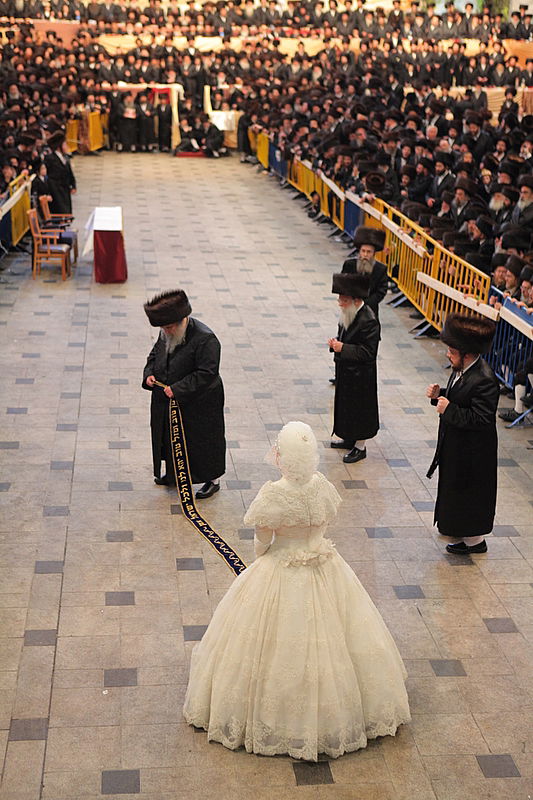 רגע השיא: כ"ק האדמו"ר בריקוד עם הכלה • תיעוד
