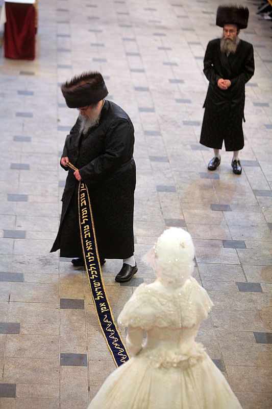 רגע השיא: כ"ק האדמו"ר בריקוד עם הכלה • תיעוד