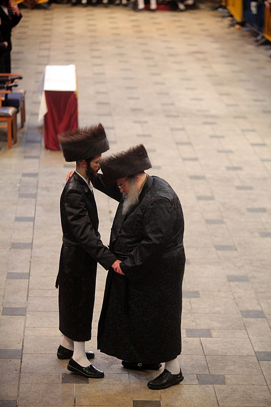 רגע השיא: כ"ק האדמו"ר בריקוד עם הכלה • תיעוד