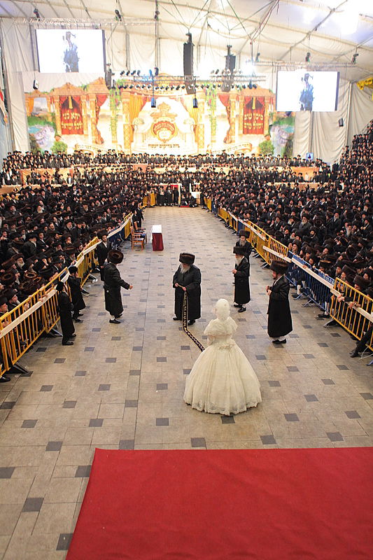 רגע השיא: כ"ק האדמו"ר בריקוד עם הכלה • תיעוד