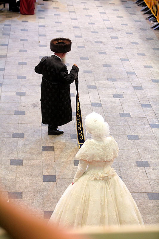 רגע השיא: כ"ק האדמו"ר בריקוד עם הכלה • תיעוד