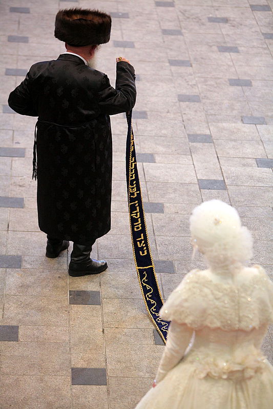 רגע השיא: כ"ק האדמו"ר בריקוד עם הכלה • תיעוד