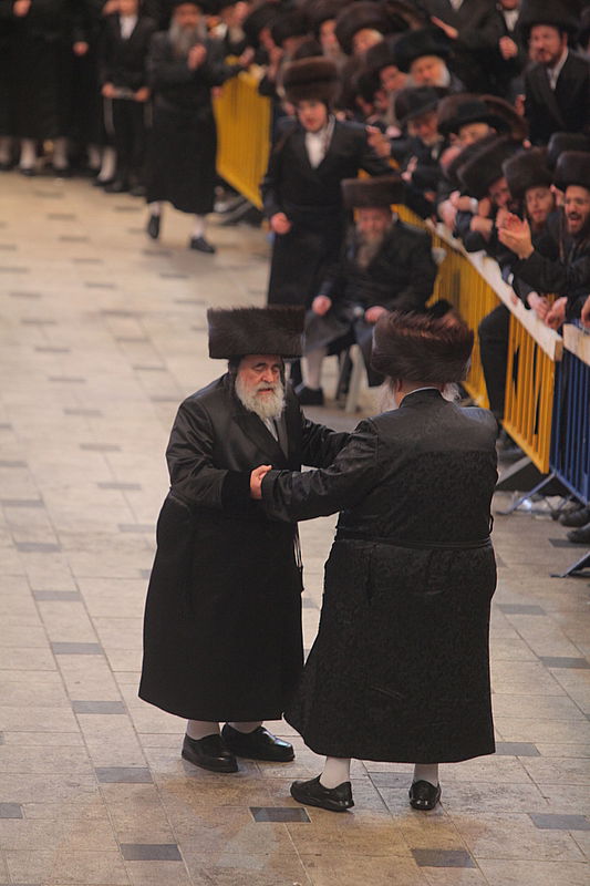 רגע השיא: כ"ק האדמו"ר בריקוד עם הכלה • תיעוד