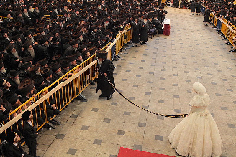 רגע השיא: כ"ק האדמו"ר בריקוד עם הכלה • תיעוד