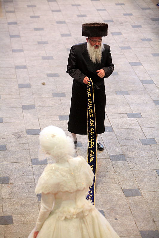 רגע השיא: כ"ק האדמו"ר בריקוד עם הכלה • תיעוד