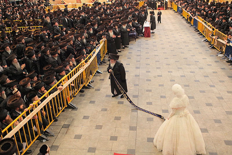 רגע השיא: כ"ק האדמו"ר בריקוד עם הכלה • תיעוד