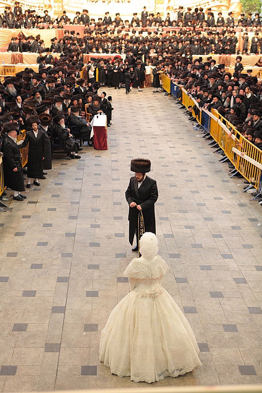 רגע השיא: כ"ק האדמו"ר בריקוד עם הכלה • תיעוד