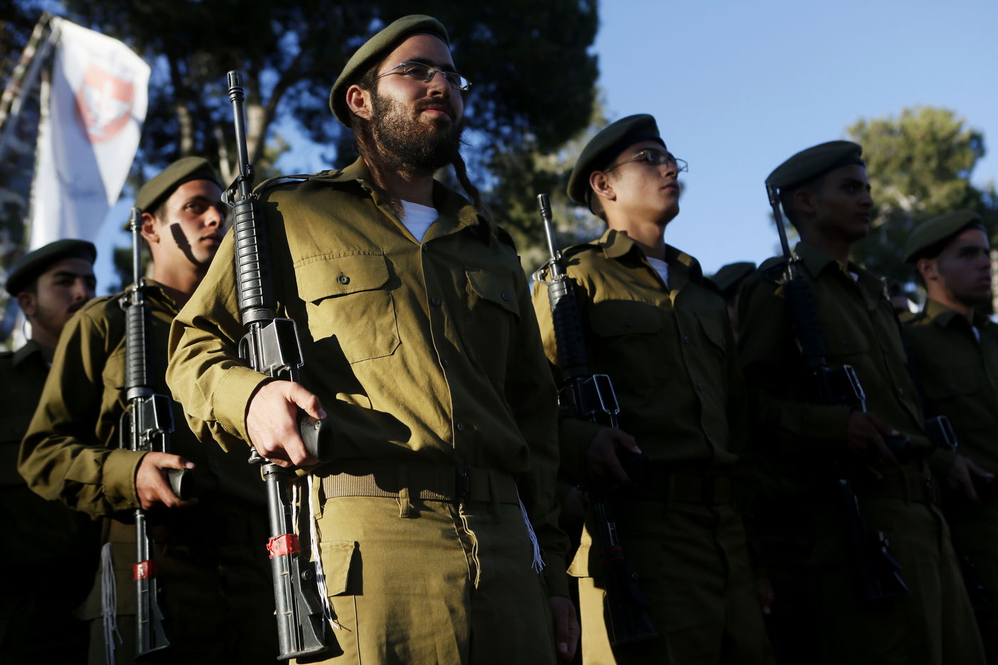 צפו בגלריה: חיילי הנח"ל החרדי הושבעו, פעילים חרדים באו לחבק