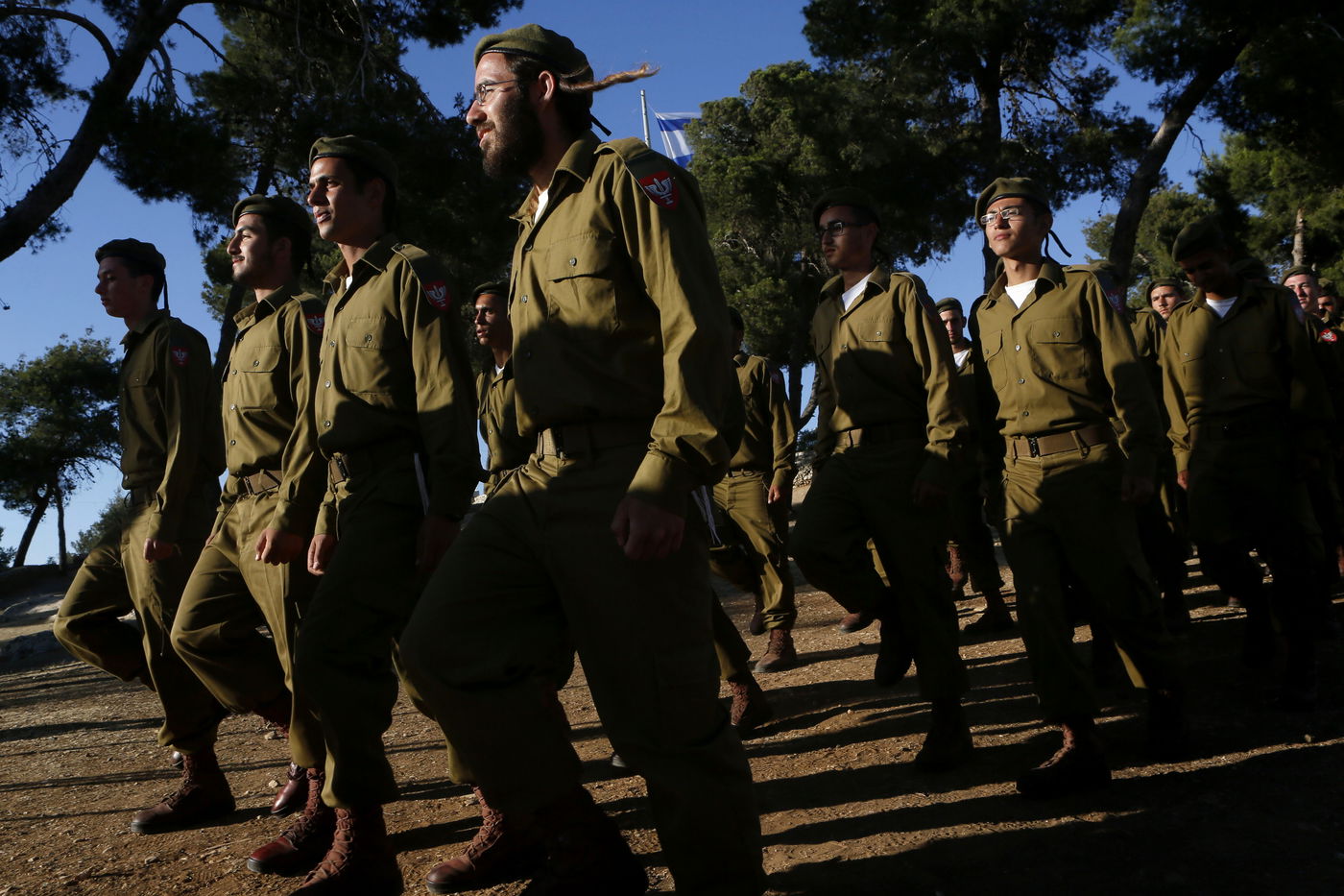 צפו בגלריה: חיילי הנח"ל החרדי הושבעו, פעילים חרדים באו לחבק