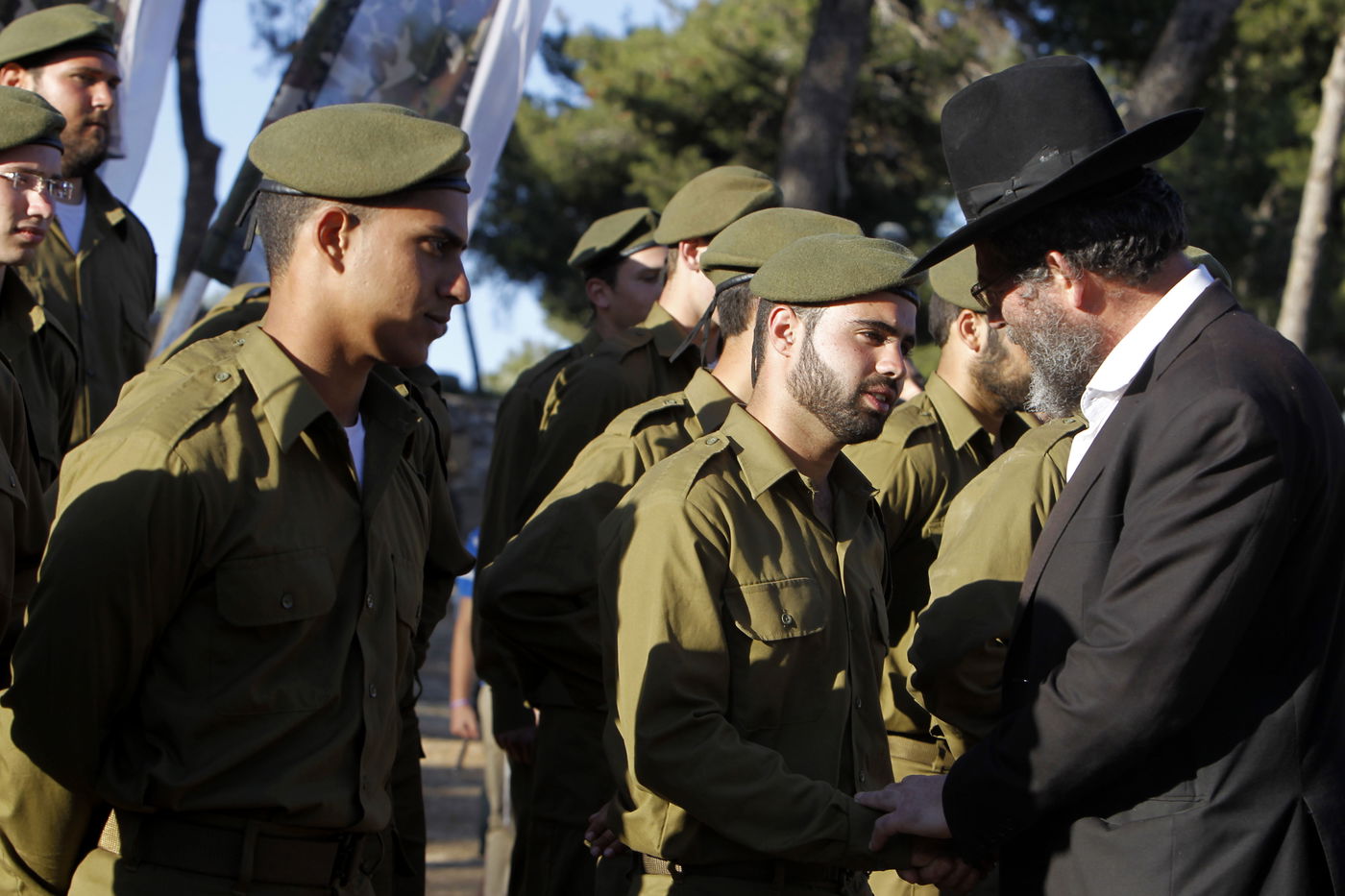 צפו בגלריה: חיילי הנח"ל החרדי הושבעו, פעילים חרדים באו לחבק
