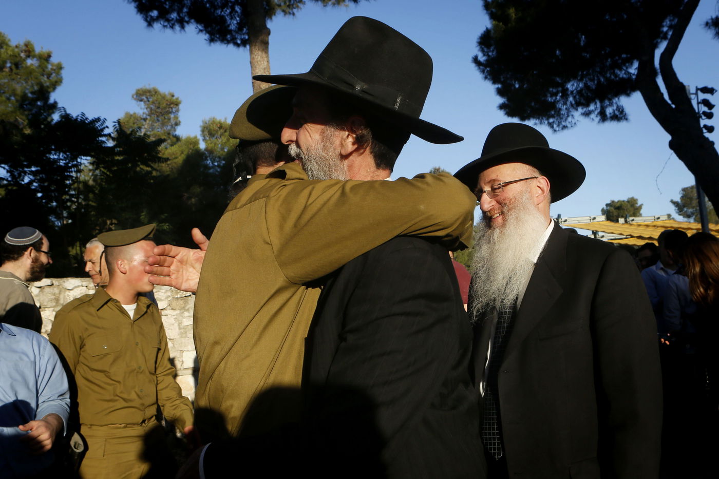 צפו בגלריה: חיילי הנח"ל החרדי הושבעו, פעילים חרדים באו לחבק