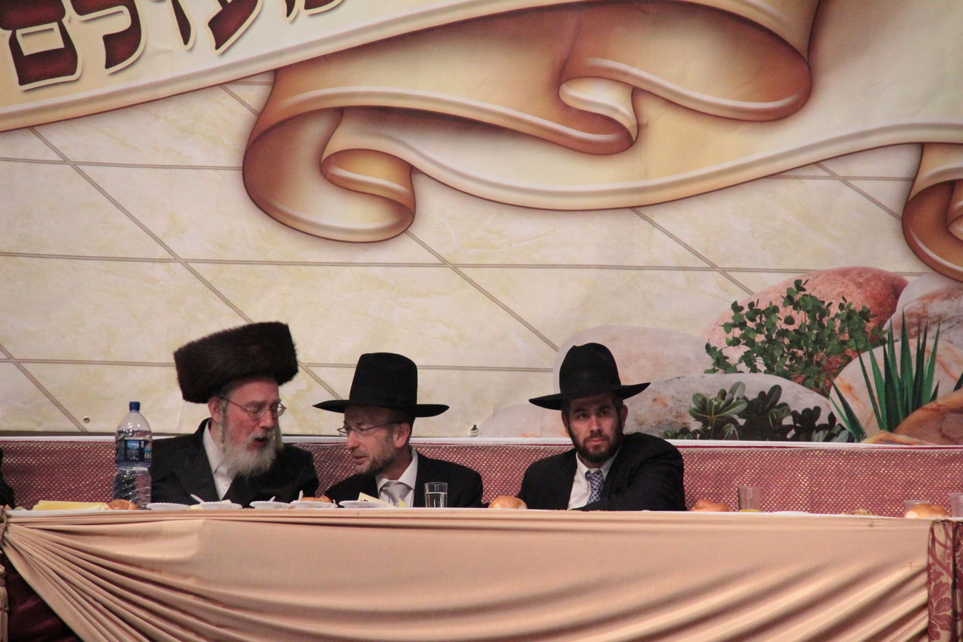 היסטוריה: האדמו"ר מבעלזא בריקוד עם האדמו"ר מתולדות אברהם יצחק