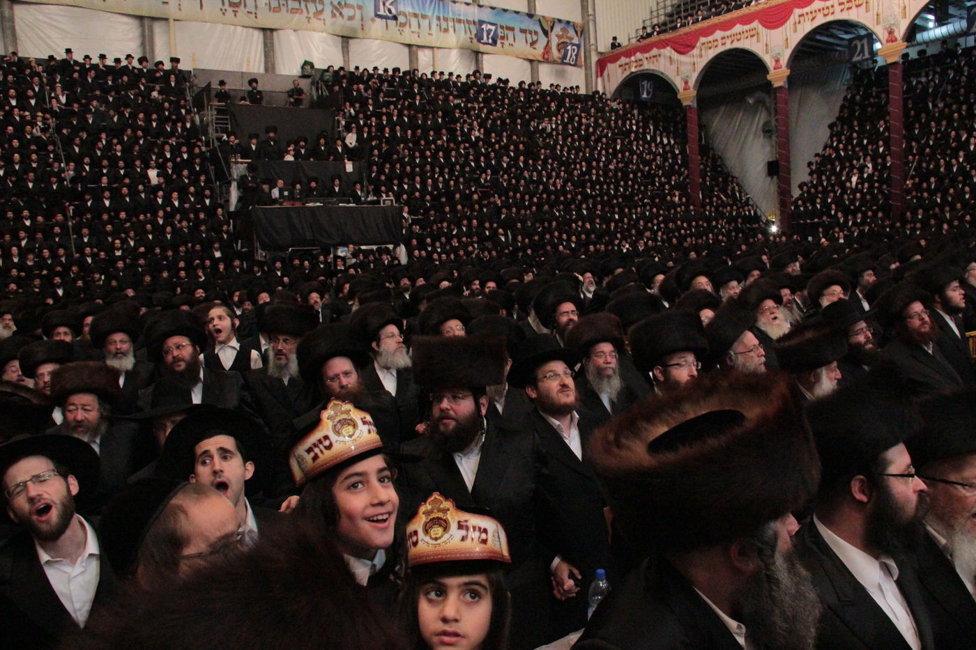 היסטוריה: האדמו"ר מבעלזא בריקוד עם האדמו"ר מתולדות אברהם יצחק