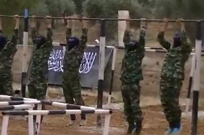 צפו: אנשי אל קעידה מתאמנים סמוך לגבול עם הגולן