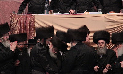 היסטוריה: האדמו"ר מבעלזא בריקוד עם האדמו"ר מתולדות אברהם יצחק