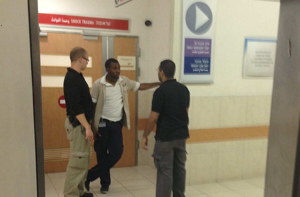מאבטחים מחוץ לחדר הטראומה בבית החולים