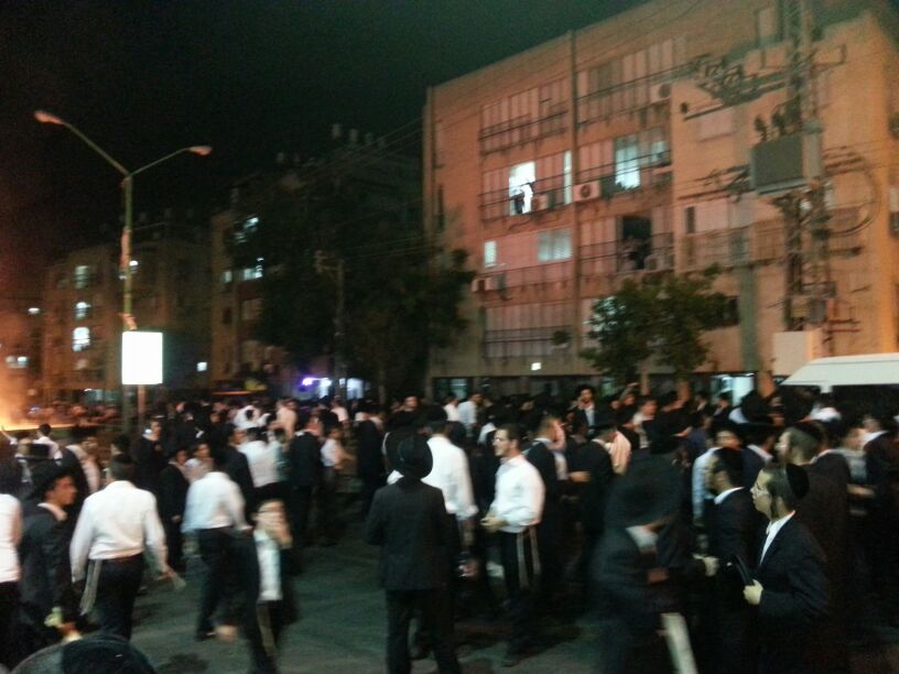 שוב בבני-ברק: צעירים מפגינים גנד גזירת הגיוס