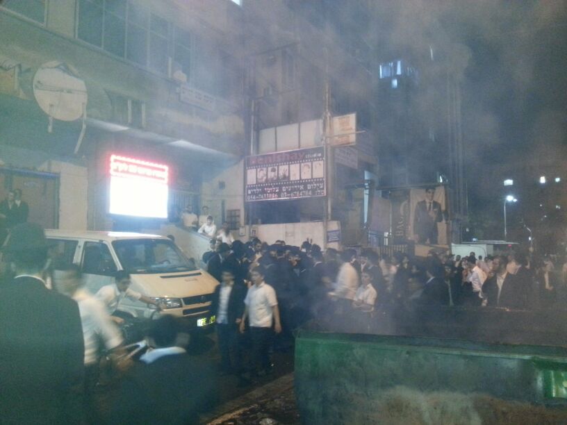 שוב בבני-ברק: צעירים מפגינים גנד גזירת הגיוס