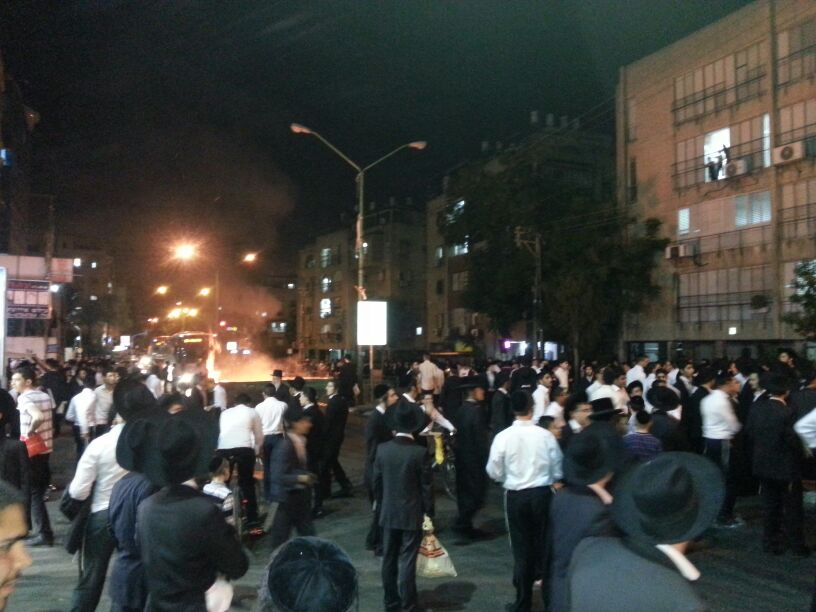 שוב בבני-ברק: צעירים מפגינים גנד גזירת הגיוס