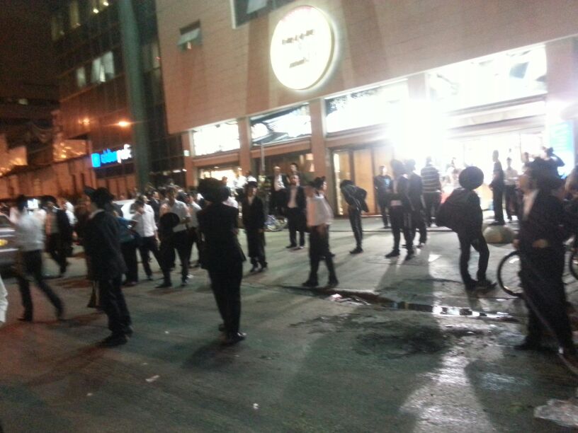 שוב בבני-ברק: צעירים מפגינים גנד גזירת הגיוס