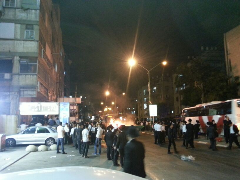 שוב בבני-ברק: צעירים מפגינים גנד גזירת הגיוס