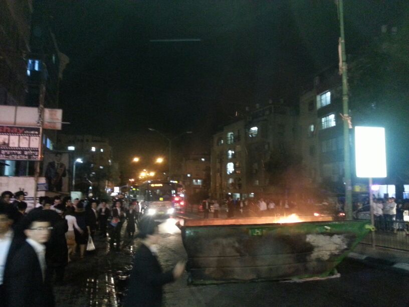 שוב בבני-ברק: צעירים מפגינים גנד גזירת הגיוס