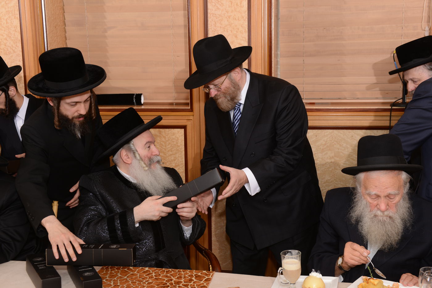 צפו: דינר לישיבת 'עץ חיים - באבוב'